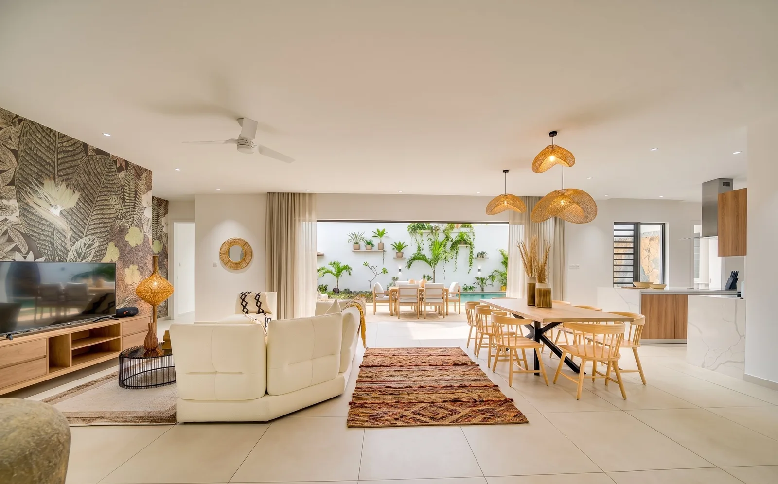 Grande pièce de vie salon-salle à manger ouverte sur la terrasse de la Villa Easile